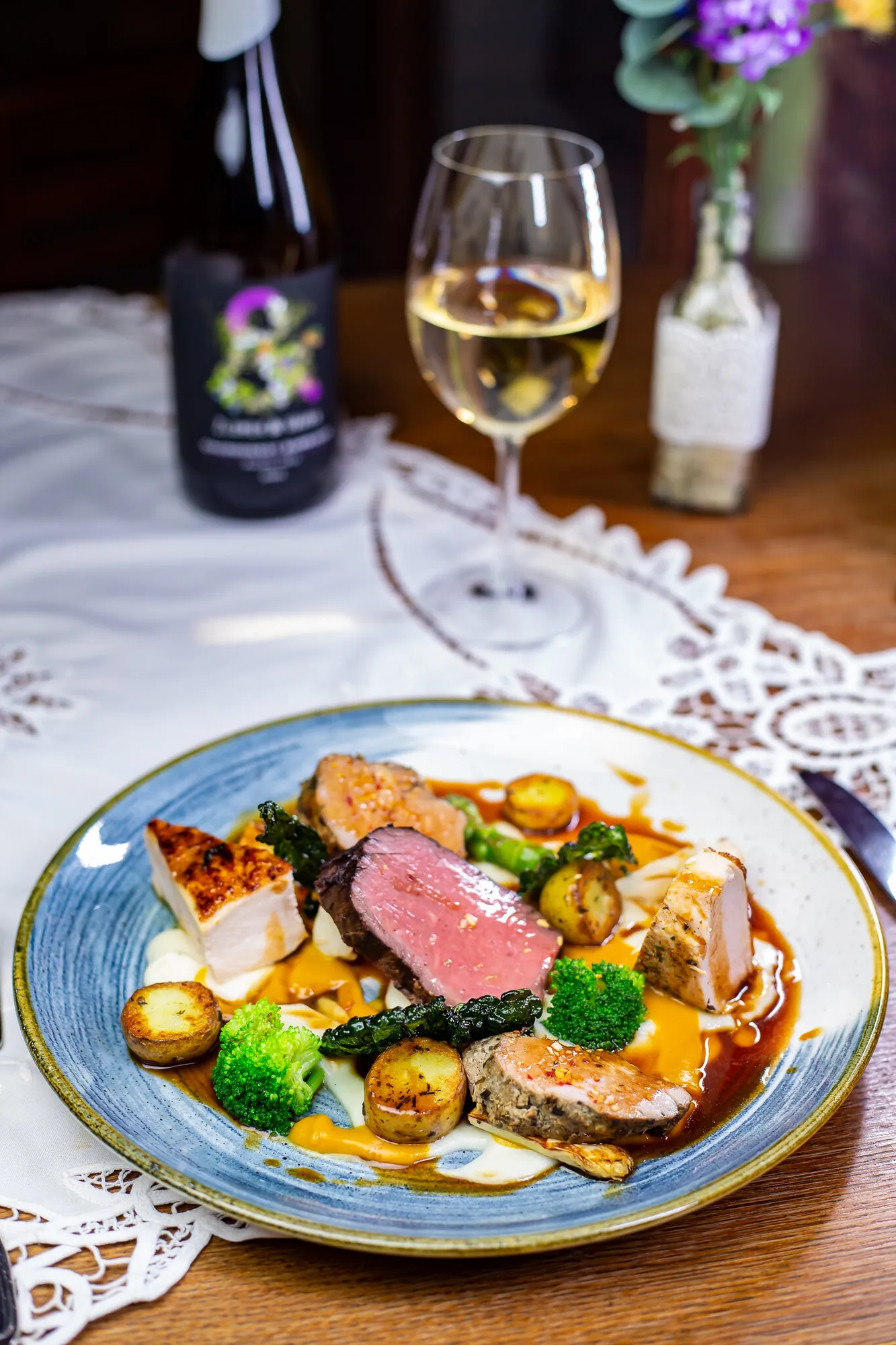 Grilovaná masa – kuřecí prso, vepřová panenka, hovězí steak, pyré, zelenina