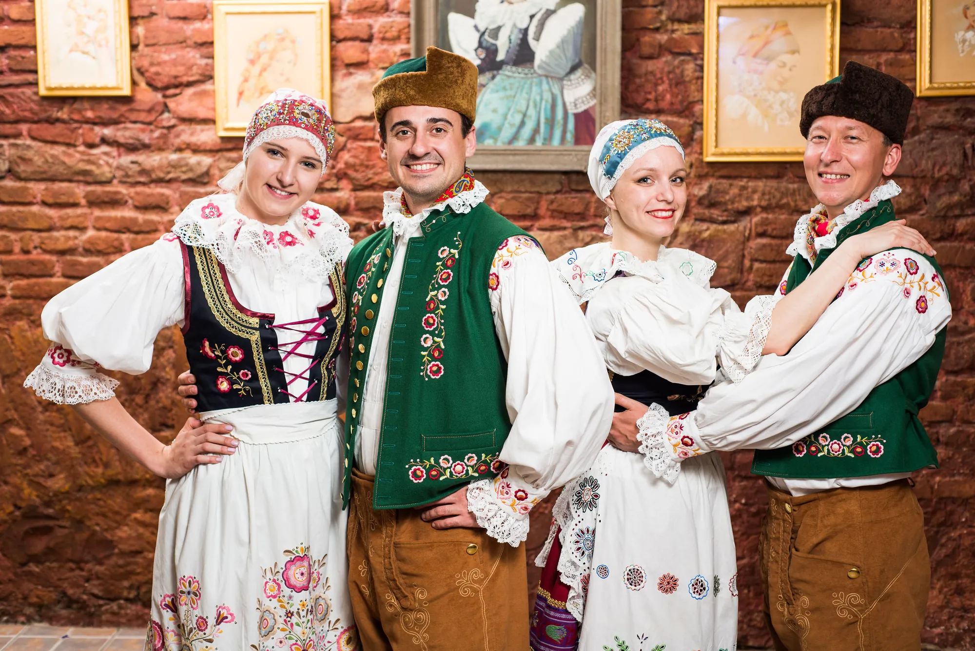 Tanečníci v krojích v sále Restaurantu Michal